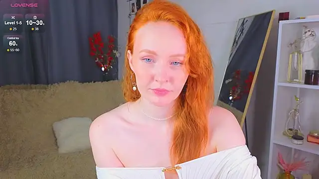 Snapshot of JoyceJones chatting on September 16, 7:44 pm JoyceJones online show from September 16, 7:44 pm