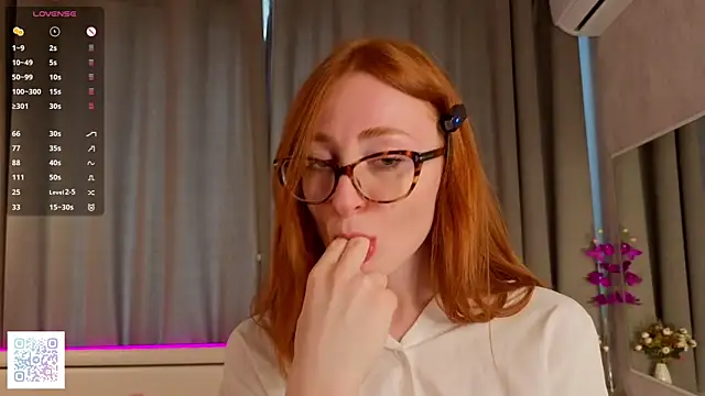 VeronaHascall online show from October 6, 4:40 am