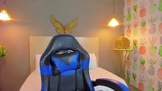 kitty sweeety  online show from April 14, 1:00 pm