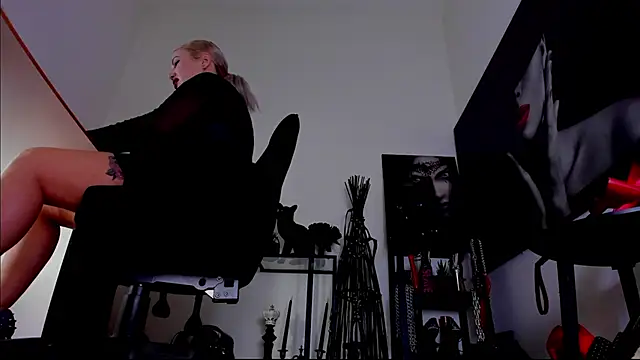 demisweet online show from February 28, 8:25 am