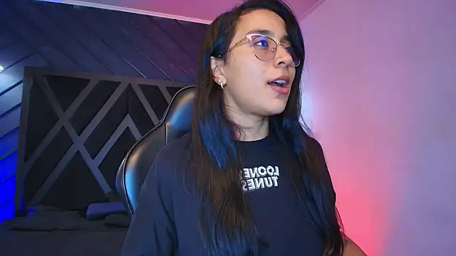 zoe martins  online show from April 10, 5:30 pm