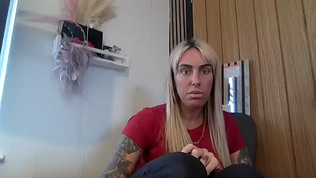 poppyinga1 online show from March 11, 9:02 am