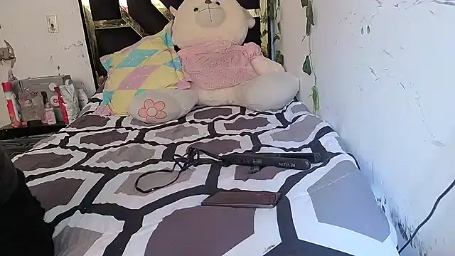 lucywhite13 online show from March 20, 7:08 pm