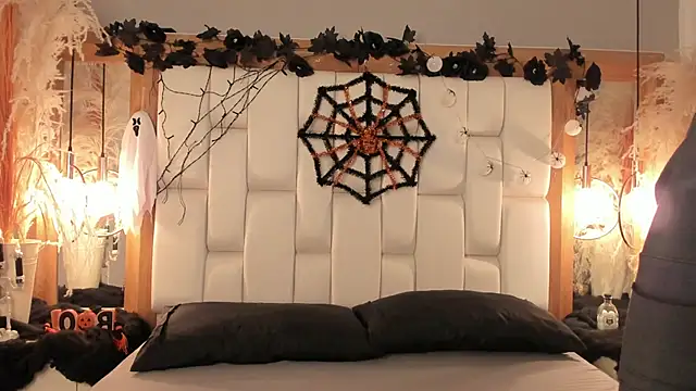 Daphne And Roger online show from October 18, 11:35 am