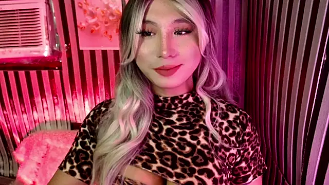 UrhotlucyTS online show from June 18, 6:48 am