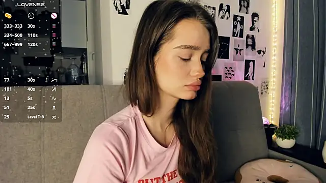 lovelyalivia online show from December 21, 9:35 am