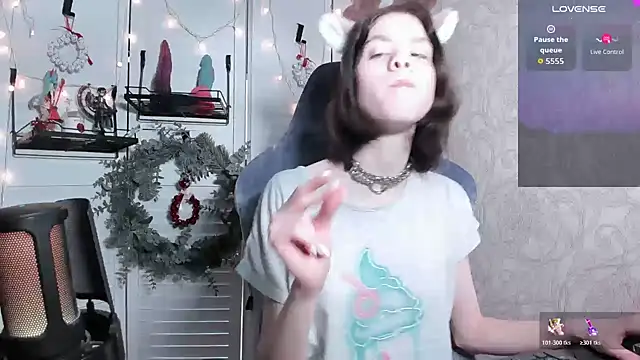 aestheticbeing online show from December 20, 7:34 am