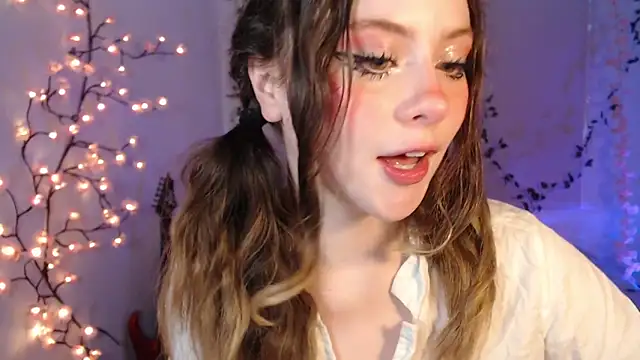 Snapshot of Lil_bela chatting on September 18, 12:15 pm Lil bela online show from September 18, 12:15 pm