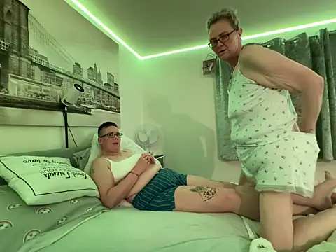 Curvy-Jinx online show from April 5, 7:24 pm