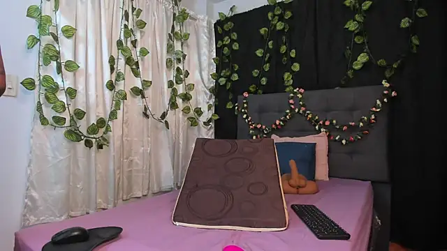 Delilah 85 online show from April 10, 8:48 pm