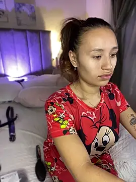 juliana-mancini online show from April 9, 10:09 am