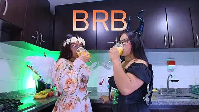 Lilith and Khloe online show from November 11, 11:29 am