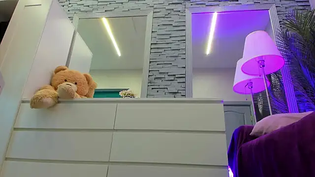 Reina Cummings online show from May 11, 5:42 am