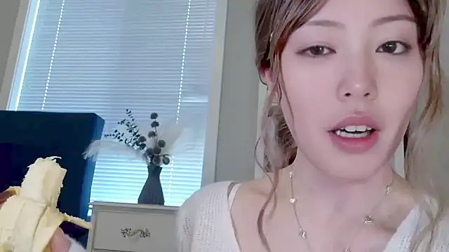 Nana with online show from April 7, 8:00 pm