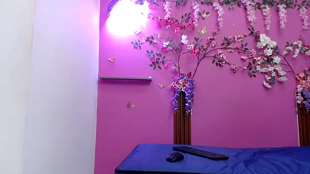 skinnybarbie022 online show from April 5, 11:59 pm