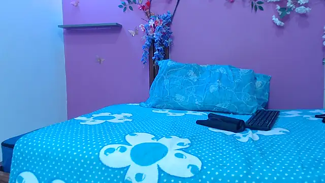 skinnybarbie022 online show from February 3, 2:53 am