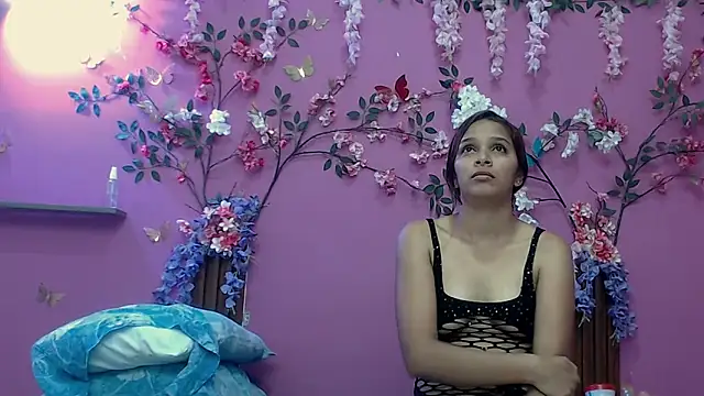 skinnybarbie022 online show from November 6, 1:44 am