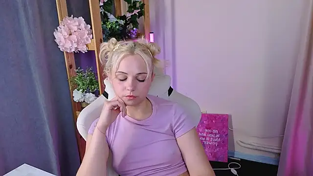 Snapshot of Charlotte_Colinss chatting on September 12, 8:23 am Charlotte Colinss online show from September 12, 8:23 am