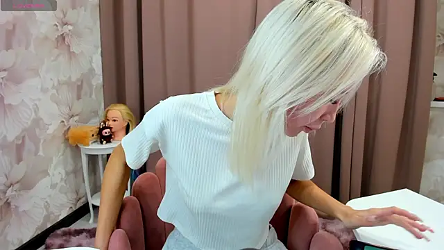 Snapshot of cute_luucy chatting on October 14, 3:42 am cute luucy online show from October 14, 3:42 am