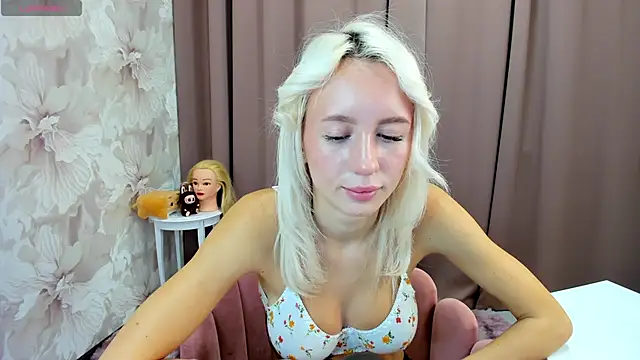 Snapshot of cute_luucy chatting on October 17, 4:05 am cute luucy online show from October 17, 4:05 am