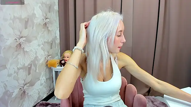 Snapshot of cute_luucy chatting on October 20, 2:58 am cute luucy online show from October 20, 2:58 am