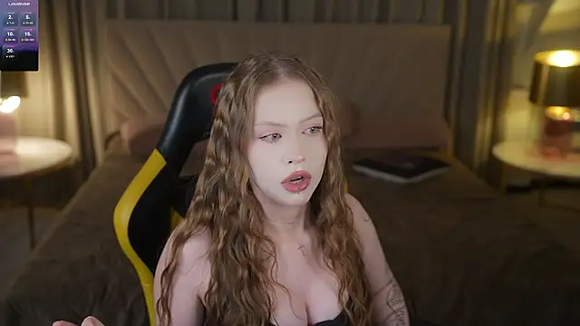 Esmie Smile online show from March 18, 12:15 am