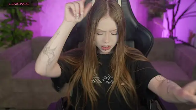 Esmie Smile online show from April 12, 11:06 pm