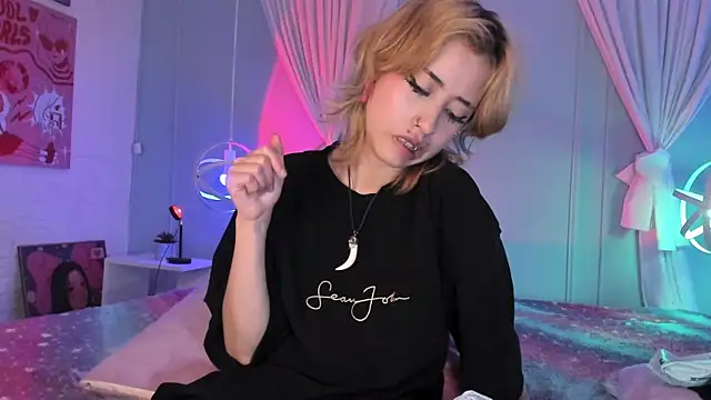 Hannahpage online show from October 17, 3:37 pm