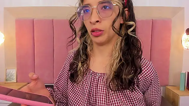Snapshot of Emilia_Bons chatting on October 8, 2:32 pm Emilia Bons online show from October 8, 2:32 pm