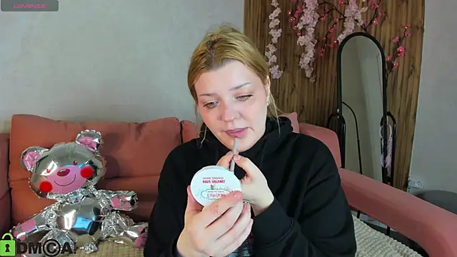 Michele Greenn online show from March 27, 1:29 am