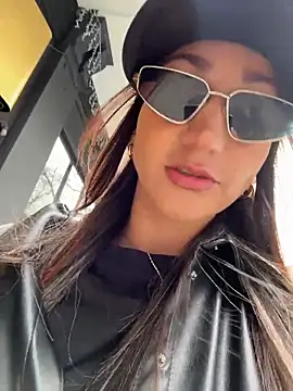 Ninabigtitied online show from February 3, 11:15 am