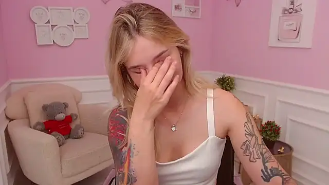 LilFleurish online show from June 3, 4:46 am