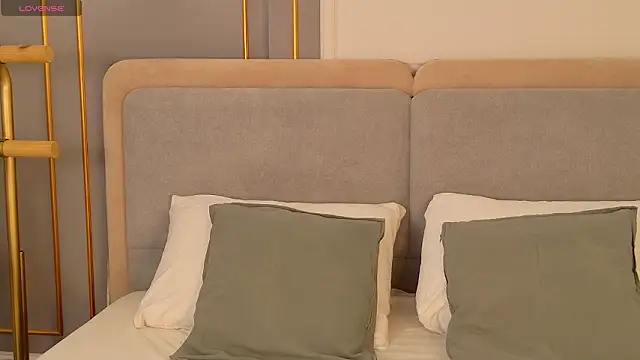 AdoraCortes online show from March 31, 5:18 am