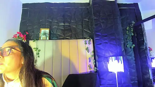 Bonnali lune online show from February 11, 10:33 pm