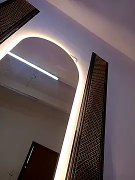 Elowen Clark online show from April 4, 7:02 pm