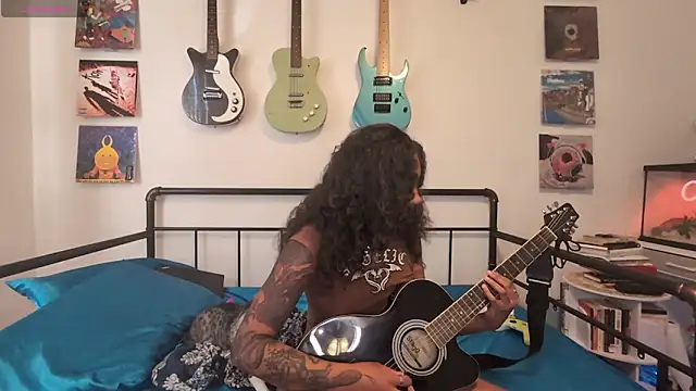 onlystrings online show from April 1, 9:12 pm