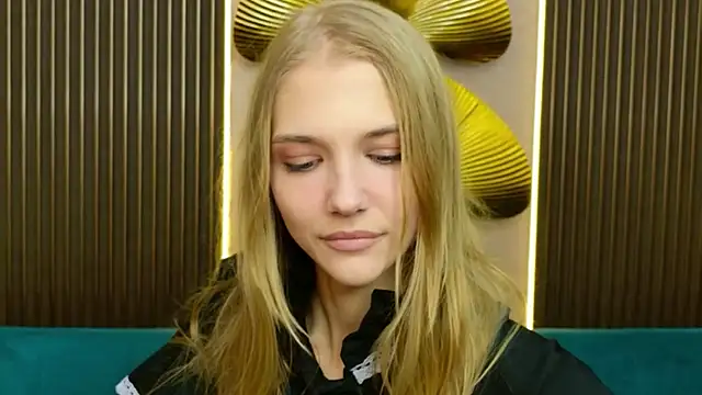 4example Chloe online show from March 5, 3:30 pm