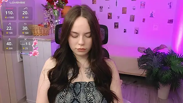 Alice Moondark online show from February 3, 7:18 pm