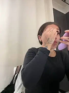 Alyha Cortes online show from December 2, 1:57 pm