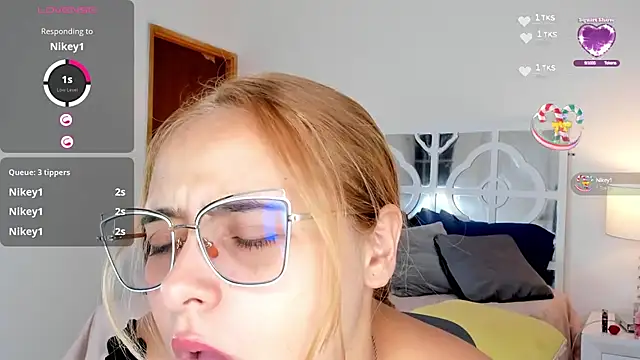 Snapshot of MikaelaStone chatting on September 22, 12:58 pm MikaelaStone online show from September 22, 12:58 pm