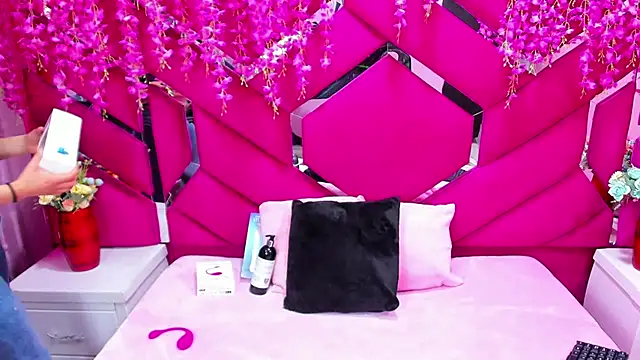 Nanis James online show from December 14, 4:07 am