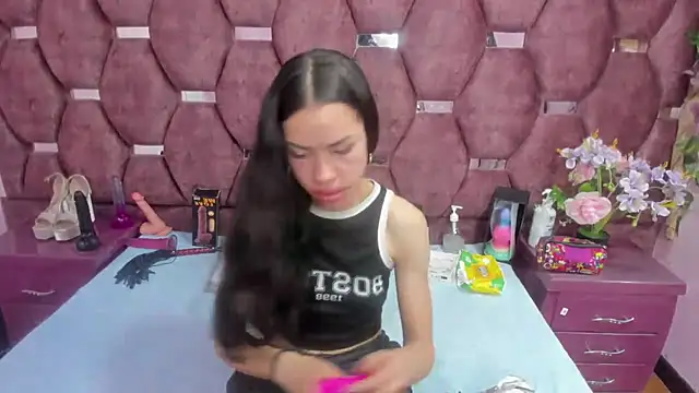 Nanis James online show from May 12, 3:04 am