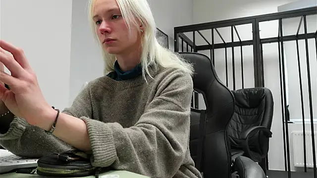 Laura Chaplin online show from September 30, 1:39 pm