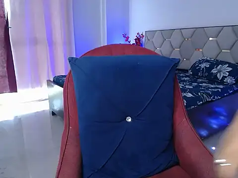 Snapshot of Little_queenn chatting on October 23, 4:29 am Little queenn online show from October 23, 4:29 am