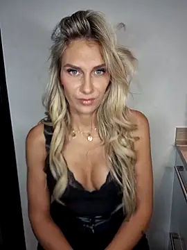 Snapshot of Melody1600 chatting on September 25, 8:39 pm Melody1600 online show from September 25, 8:39 pm