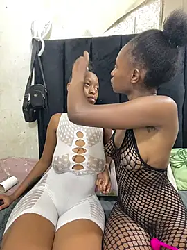 LonelyQueenxx25 online show from March 7, 10:50 pm