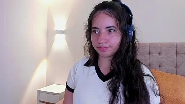 Nicol Chang online show from November 19, 8:20 pm