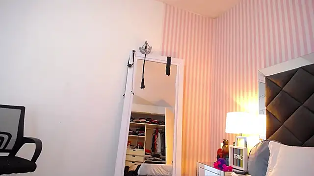 ViictoriaJones  online show from October 31, 1:37 pm