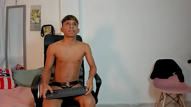 Snapshot of tyler_twink_boy chatting on April 25, 2:58 pm tyler twink boy online show from April 25, 2:58 pm