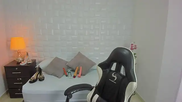 yulitza1025 online show from November 10, 12:33 pm